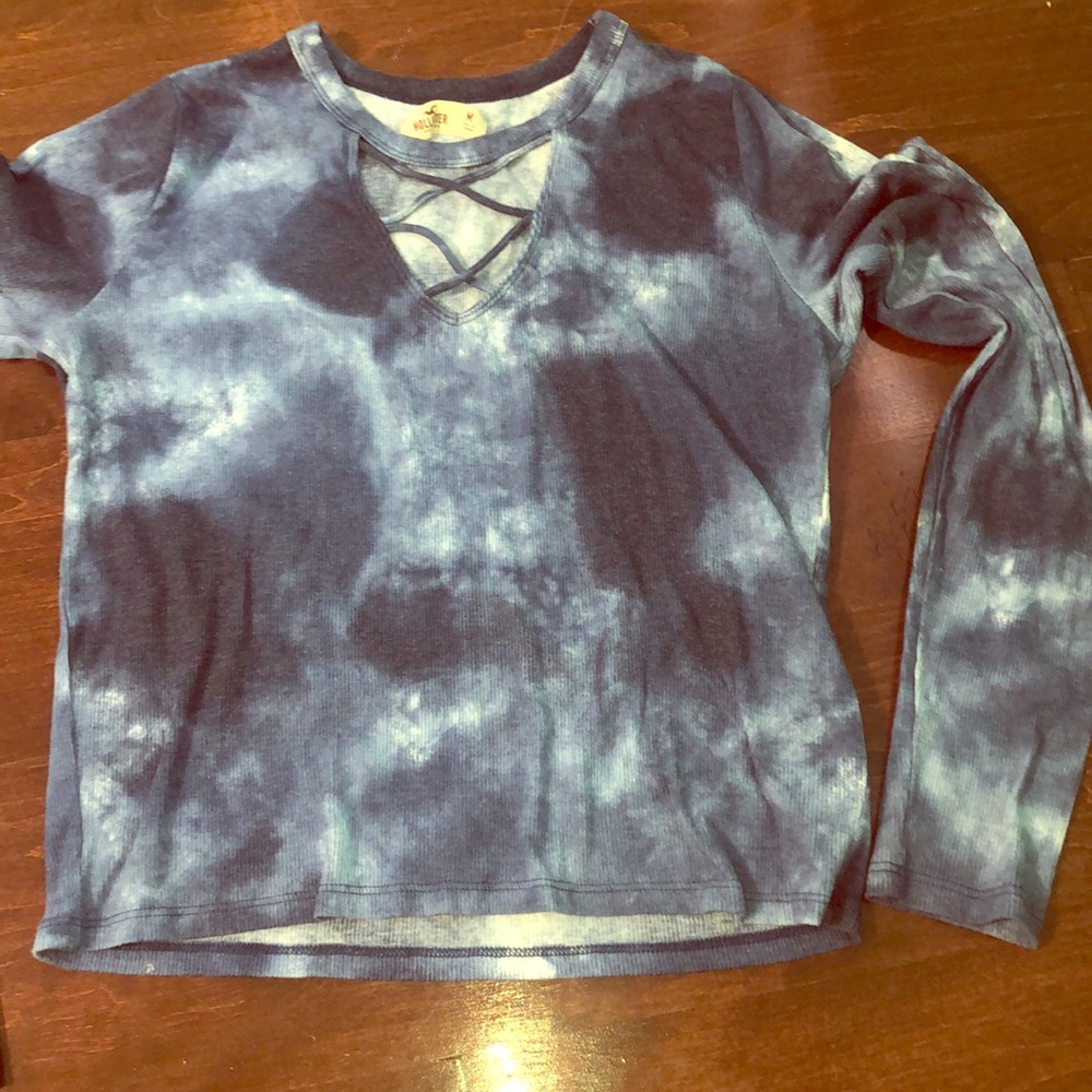 Dark blue tie-dye long sleeve V-neck styled